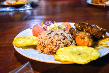 Farbenfrohes karibisches Essen mit lokalen Zutaten – Costa Rica Familienurlaub
