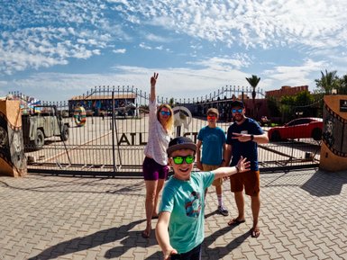 Familie fängt fröhliche Momente bei einem Selfie in den Atlas Film Studios ein – Familienurlaub in Marokko
