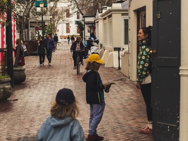 Kinder spielen in der Stadt Stellenbosch – Südafrika Familienreise