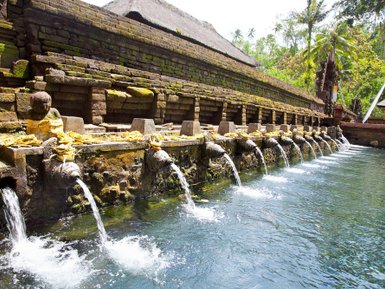 Heilige Wasserquellen im Pura Tirta Empul Tempel – Bali Familienreise