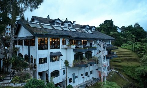 Resortgebäude im Grünen des Strawberry Park Resorts – Malaysia & Borneo mit Kindern