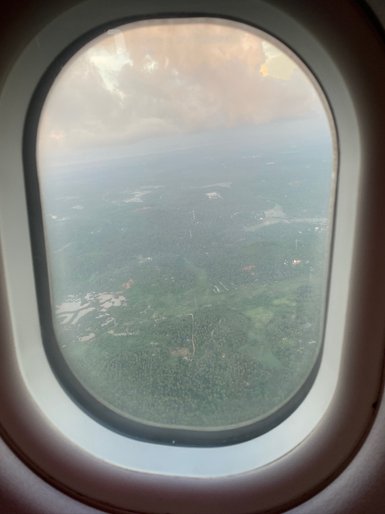 Aussicht aus dem Flugzeugfenster während des Flugs nach Sri Lanka – Sri Lanka Reise mit Kindern