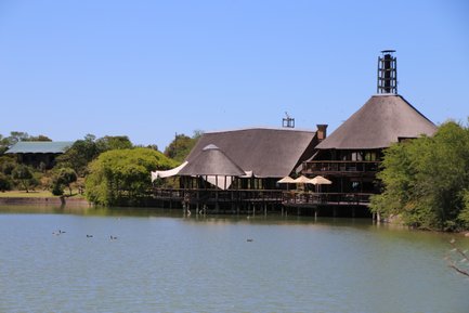 Restaurant der Buffelsdrift Game Lodge mit Blick auf den See – Garden Route Familienreise