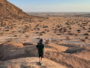 Ein Junge blickt gespannt in die Ferne - Namibia mit Kindern