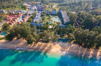 Ein atemberaubender Blick auf das Emerald Beach Resort in Khao Lak, umgeben von üppigem Grün und klarem Wasser.