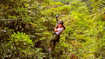 Ein mutiges Mädchen gleitet an einer Zipline durch die Baumwipfel des Regenwaldes – Costa Rica Familienreise