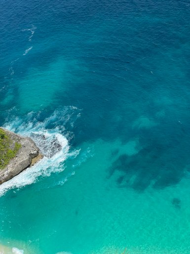 Kelingking Beach auf Nusa Penida mit türkisblauem Wasser – Bali mit Kindern