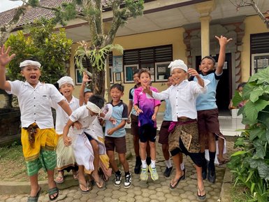 Kinder und Einheimische posieren gemeinsam für ein Foto – Indonesien Reise mit Kindern