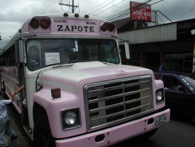 Öffentlicher Bus fährt durch die Straßen von San José – Costa Rica Reise mit Kindern