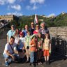 Eine Reisegruppe hält den Moment mit Fotos auf der historischen Großen Mauer fest – China Familienreise