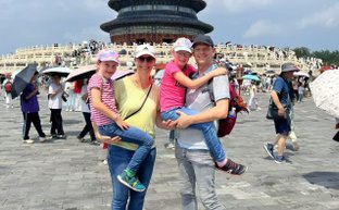 Strahlende Familie posiert glücklich vor dem prächtigen Himmelstempel in Peking – China Familienreise