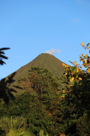 Vulkan Arenal vor klarem blauem Himmel – Costa Rica Familienurlaub