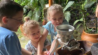 Kinder lernen die Schokoladenherstellung bei einer Tour in La Tirimbina – Costa Rica Reise mit Kindern