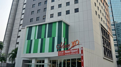 Modern gestalteter Hoteleingang – Malaysia & Borneo mit Kindern