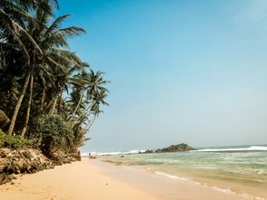 Palmen und feiner Sand am Wijaya Beach in Unawatuna – Sri Lanka Familienreise