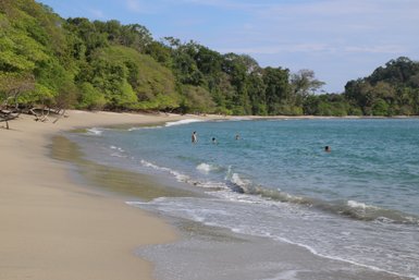 Kinder genießen das Schwimmen im Manuel Antonio Nationalpark – Costa Rica Familienreise