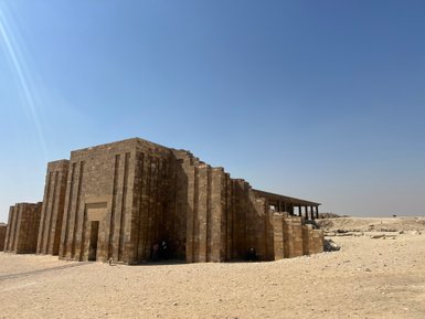 Antiker Tempel in der Nähe der Stufenpyramide von Sakkara – Ägypten Reise mit Kindern