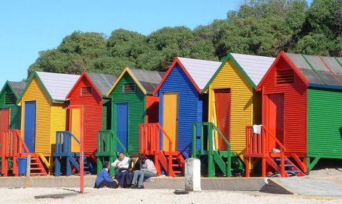 Farbenfrohe Häuserfassaden an der Küste von Kapstadt – Garden Route mit Kindern