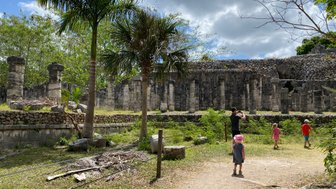 Vater erkundet gemeinsam mit seinen Kindern die Ruinen von Ek Balam – Mexiko Familienreise