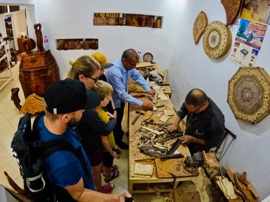 Detailliert gravierte Holzkunstwerke in Essaouira – Marokko Familienreise