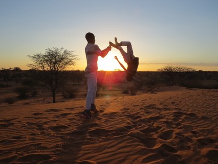 Kinder machen Salto im Sonnenuntergang - Namibia mit Jugendlichen