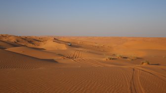 Geländewagen auf Sanddünen in der weiten Wahiba-Wüste – Oman Reise mit Kindern