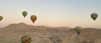 Heißluftballon schwebt über die Tempel und Felder von Luxor im Morgenlicht – Ägypten Reise mit Kindern