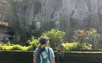 Frau erkundet und betrachtet den Gunung Kawi Tempel – Bali mit Kindern