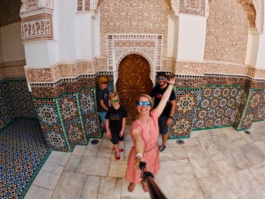 Familie fotografiert sich vor kunstvoll verzierten Zellij-Fliesen in Marrakesch – Marokko mit Kindern