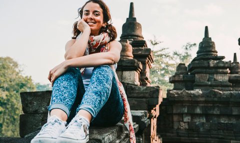 Teenagerin erkundet einen traditionellen Tempel auf Bali – Bali mit Kindern