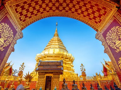Blick auf den goldenen Chedi des Wat Phra That Doi Suthep Tempels in Chiang Mai - Thailand mit Kindern