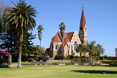 Eine Kirche mit Palmen - Namibia mit Jugendlichen
