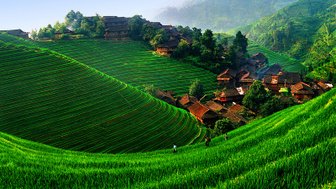 Reisterrassenlandschaft mit typischen Holzhäusern in Longsheng – China Reise mit Kindern