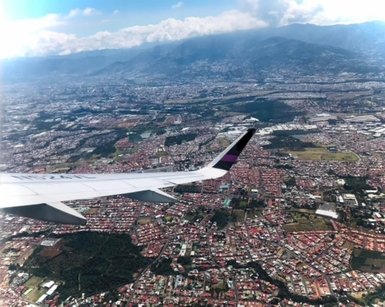 Luftaufnahme der Stadt San José aus dem Flugzeugfenster – Costa Rica Reise mit Kindern