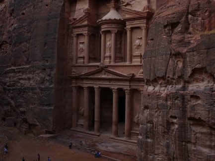 Schatzhaus der Felsenstadt Petra von oben - Jordanien Urlaub mit Kindern