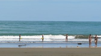 Kinder spielen mit Bodyboards am Strand – Costa Rica Familienreise