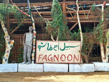 Kreativ gestaltetes Kunstschild im Fagnoon Art Center bei Kairo – Ägypten Reise mit Kindern
