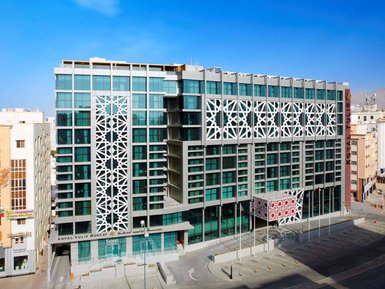 Moderne Außenansicht des Royal Tulip Muscat Hotels – Familienreise Oman