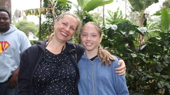 Mutter und Tochter entdecken gemeinsam die Kaffeeplantage – Tansania Reise mit Kindern