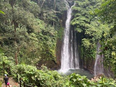 Beeindruckender Red Coral Wasserfall – Bali Familienreise