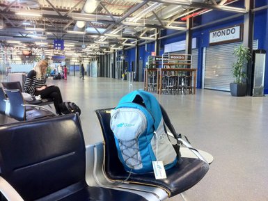 Ein Rucksack steht auf einer Bank am Flughafenterminal - Namibia Rundreise mit Kindern