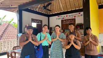 Gruppenfoto auf dem Gelände von Yayasan Widya Guna – Bali Reise mit Kindern