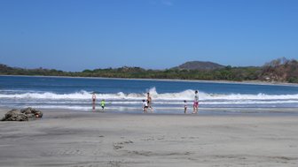 Kinder spielen Fußball am Strand des Nammbu Beach – Costa Rica Familienreise