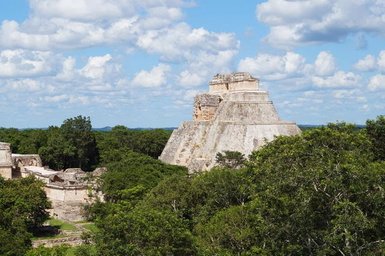 Die Pyramide von Uxmal ragt aus dem umliegenden Dschungel hervor – Mexiko mit Kindern