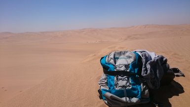 Der For Family Rucksack steht auf Sand in der Wüste - Namibia Urlaub mit Kindern