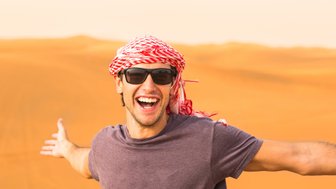 Teenager genießt das Wüstenabenteuer in den Dünen – Oman mit Kindern