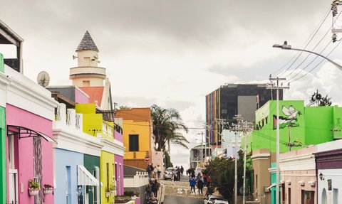 Frau spaziert durch die farbenfrohen Straßen im Bo-Kaap – Südafrika Familienreise