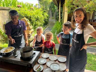 Familie lernt traditionelle balinesische Gerichte während eines Kochkurses – Bali Familienreise