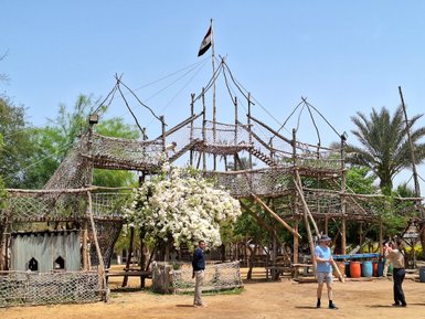 Kinder spielen auf dem Spielplatz im Fagnoon Art Center – Ägypten Reise mit Kindern