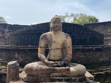 Sitzende Buddha-Statue im Zentrum der historischen Vatadage-Ruine in Polonnaruwa – Sri Lanka Reise mit Kindern